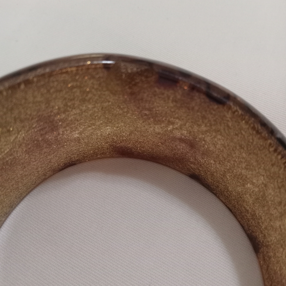 VINTAGE- GOLD LUCITE CHUNKY BOLD RETRO BANGLE BRACELET - Picture 5 of 10